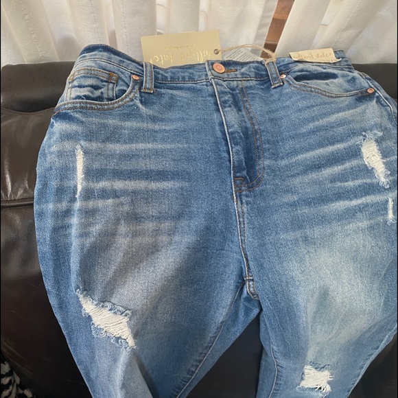 Altar’d State Johanna destructed jeans NWT Size 29/9 - Picture 3 of 8